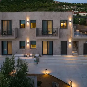 Apartment Topos